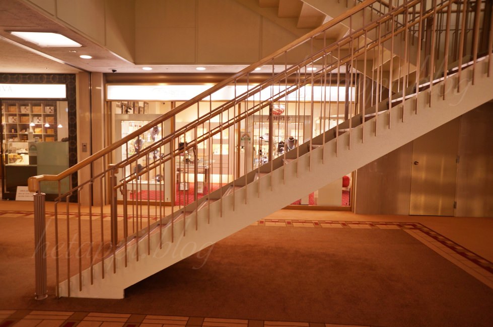 帝国ホテルアーケードの階段